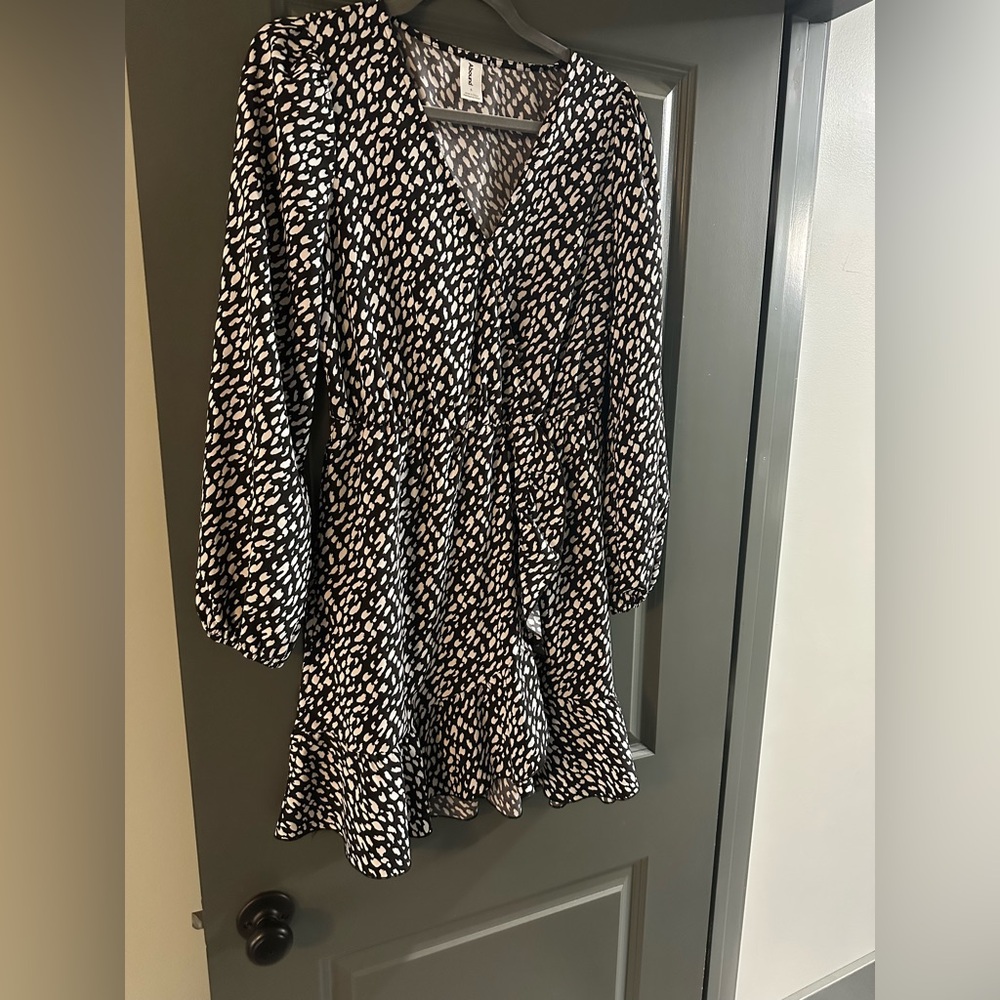 Black and White Patterned Women's Top